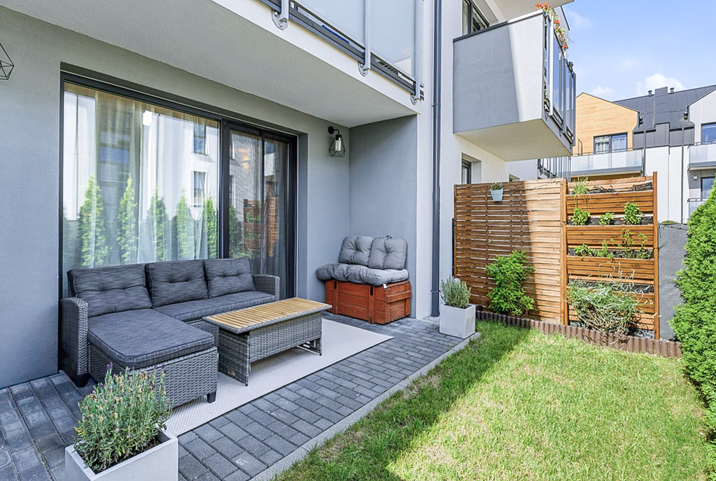 słoneczny taras przy ekskluzywnym apartamencie na sprzedaż Gdynia (okolice)