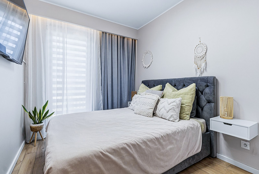 kameralna sypialnia w luksusowym apartamencie na sprzedaż Gdynia (okolice)