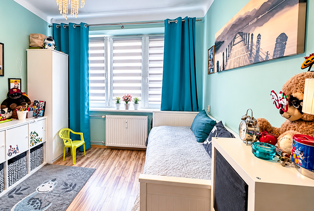 jeden z pokoi w luksusowym apartamencie na sprzedaż Kalisz