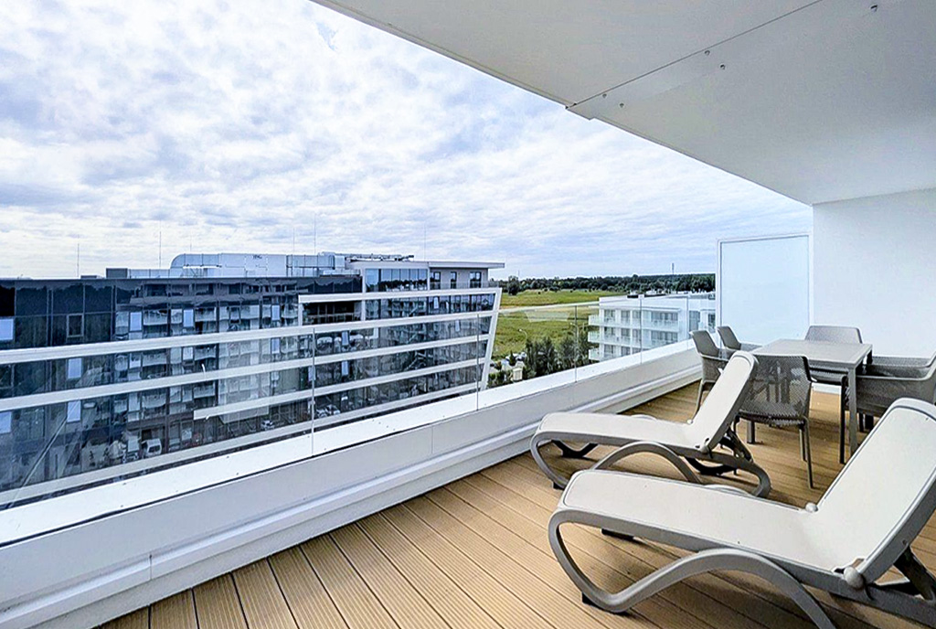 słoneczny taras przy ekskluzywnym apartamencie na sprzedaż Kołobrzeg (okolice)