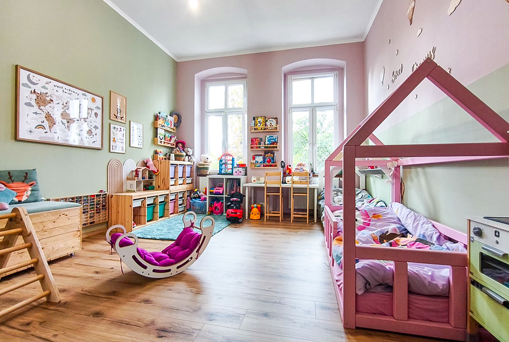 na zdjęciu jeden z pokoi w ekskluzywnym apartamencie do sprzedaży Legnica