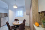 na zdjęciu jadalnia i aneks kuchenny w ekskluzywnym apartamencie do wynajęcia Mielec