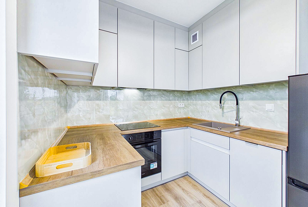 widok na jadalnię oraz kuchnię w luksusowym apartamencie do wynajmu Zielona Góra (okolice)