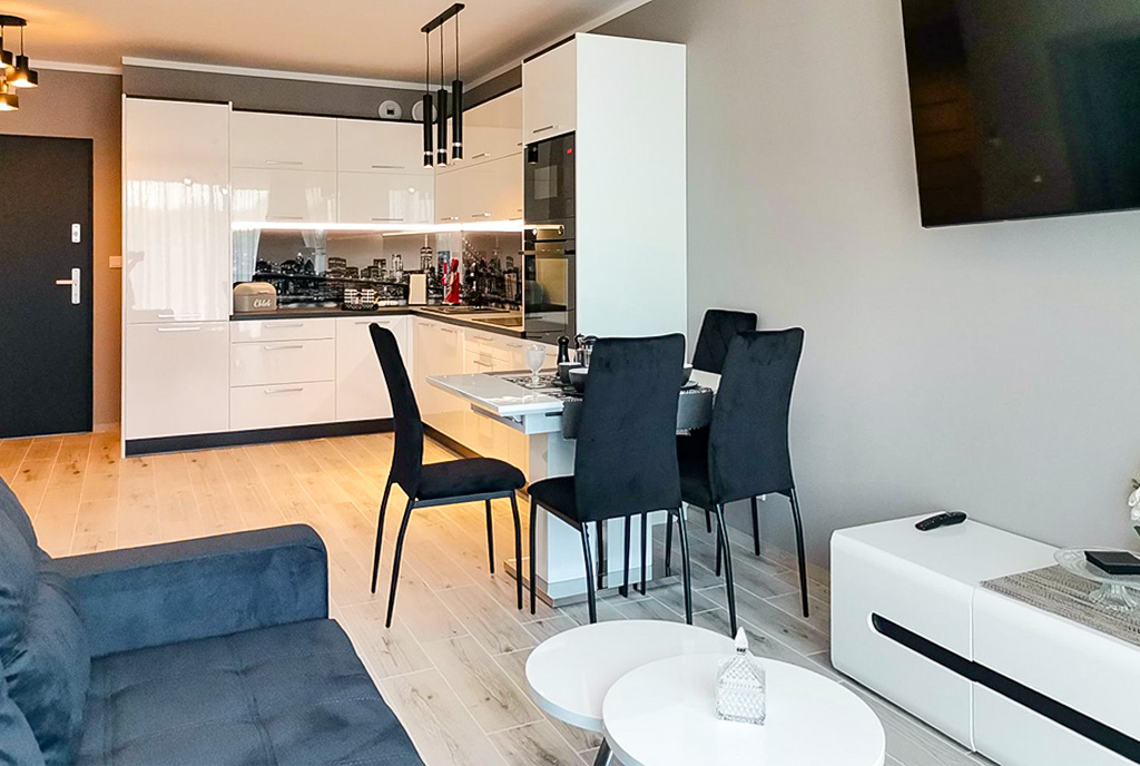 widok z salonu na kuchnię w luksusowym apartamencie na sprzedaż Legnica (okolice)