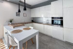 zaaranżowana modnie kuchnia w ekskluzywnym apartamencie do wynajęcia Szczecin