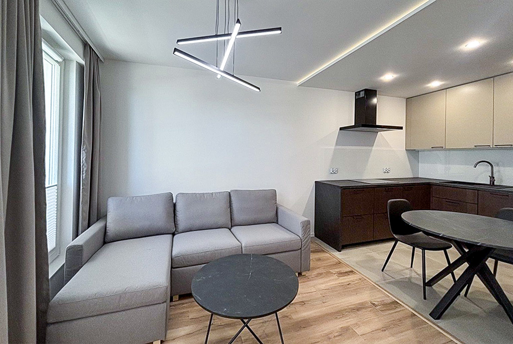 po lewej salon, po prawej kuchnia w ekskluzywnym apartamencie na wynajem Szczecin