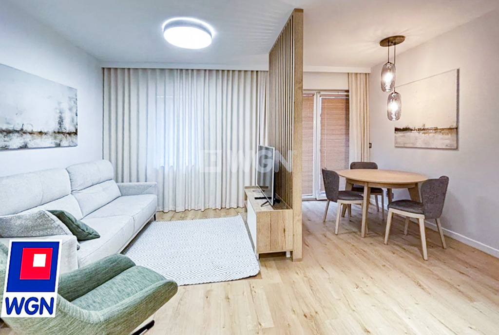 po lewej salon, po prawej gabinet w luksusowym apartamencie do wynajmu Szczecin