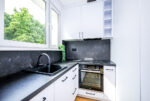 fragment kuchni w luksusowym apartamencie na sprzedaż Gdynia (okolice)
