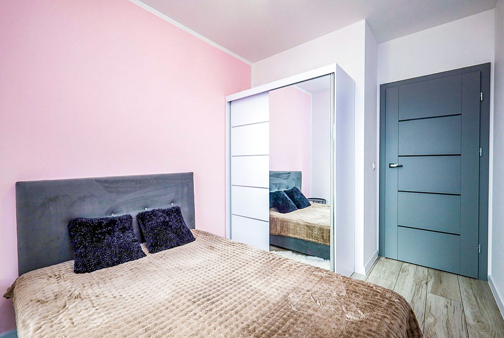 zaciszna sypialnia w ekskluzywnym apartamencie na sprzedaż Gdynia (okolice)
