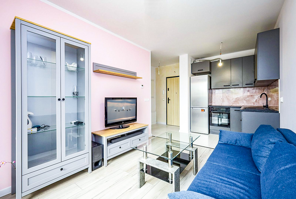 widok z salonu na aneks kuchenny w luksusowym apartamencie na sprzedaż Gdynia (okolice)
