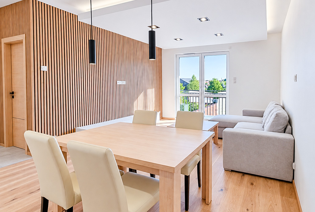 na pierwszym planie jadalnia w ekskluzywnym apartamencie na sprzedaż Kwidzyn