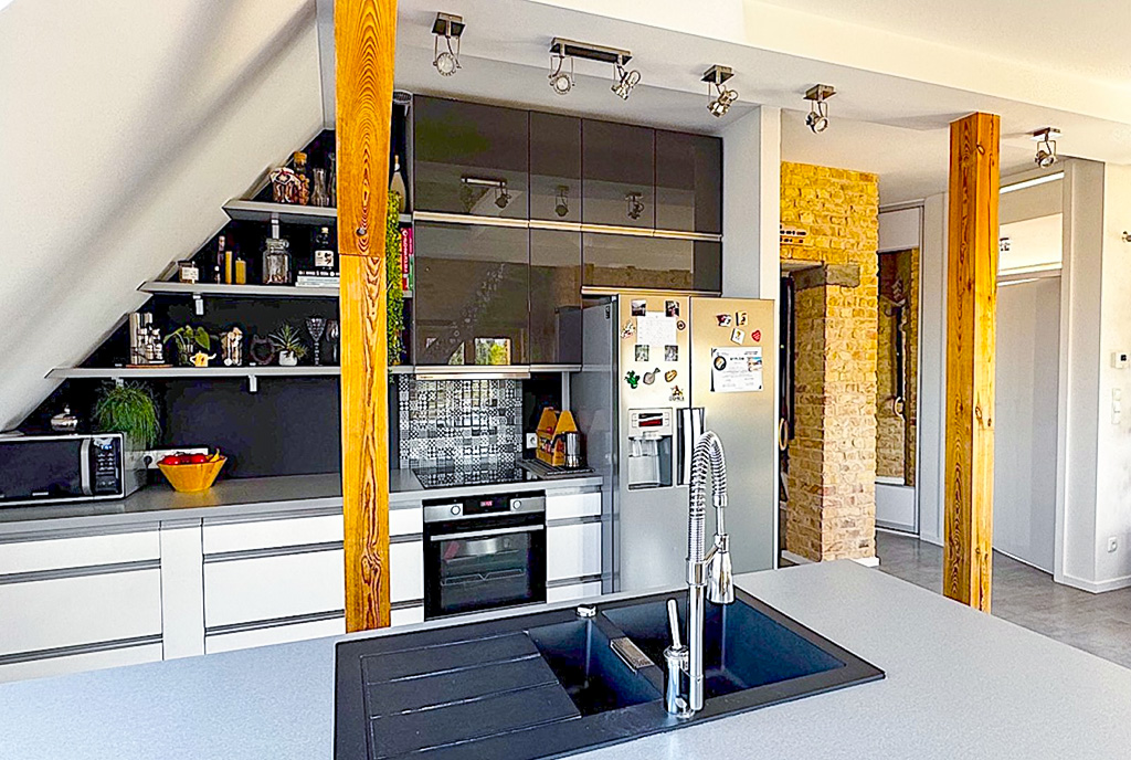 rustykalna kuchnia w luksusowym apartamencie do wynajmu Szczecin
