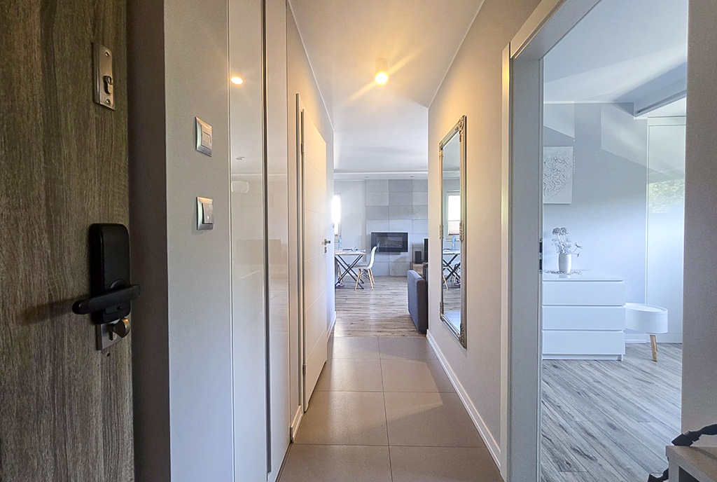 przestronny hol w luksusowym apartamencie na sprzedaż Bielsko-Biała (okolice)