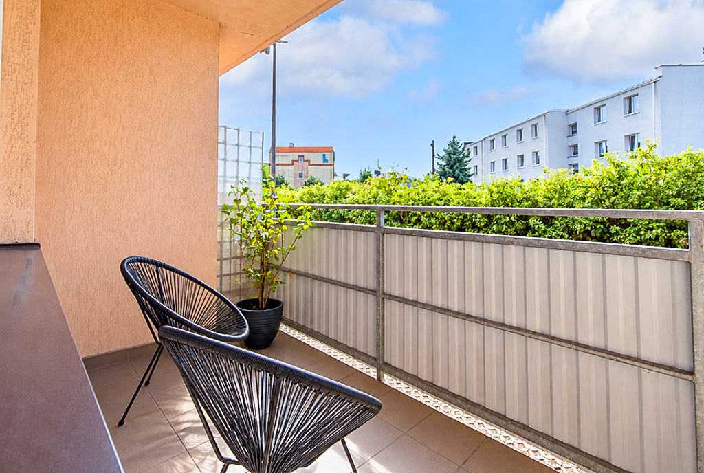 słoneczny balkon przy ekskluzywnym apartamencie na sprzedaż Szczecin (okolice)