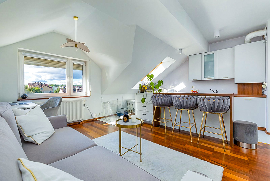 zaprojektowane w bieli pokoje w luksusowym apartamencie na sprzedaż Szczecin