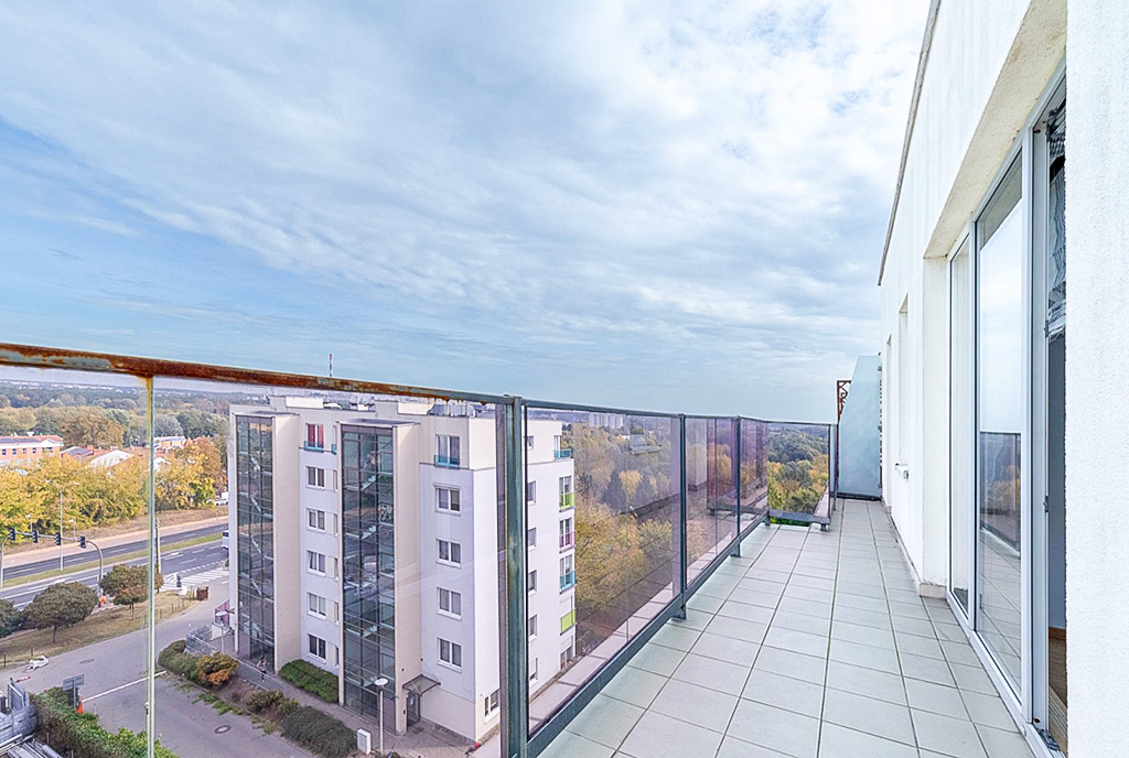 słoneczny balkon przy luksusowym apartamencie do wynajmu Poznań