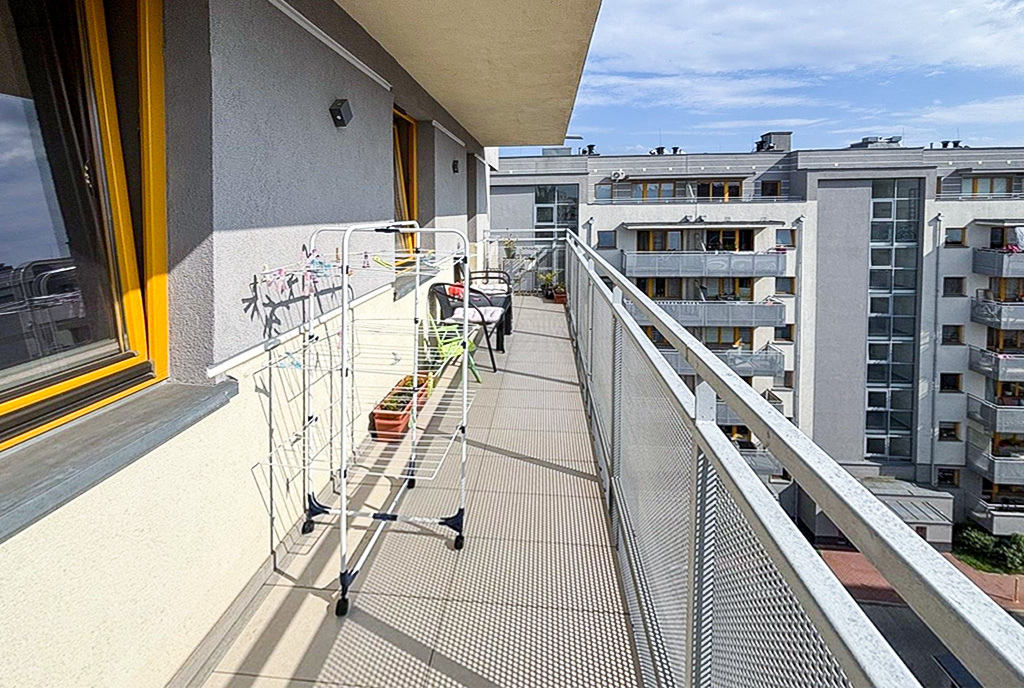 imponujący balkon przy luksusowym apartamencie do wynajmu Szczecin