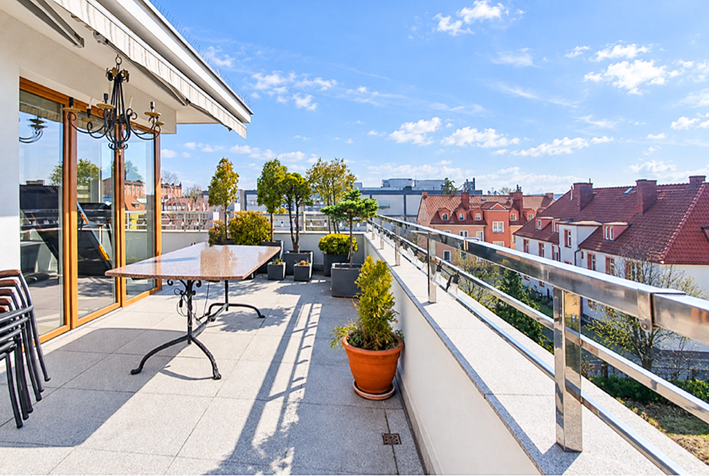 słoneczny taras przy luksusowym apartamencie na sprzedaż Kwidzyn