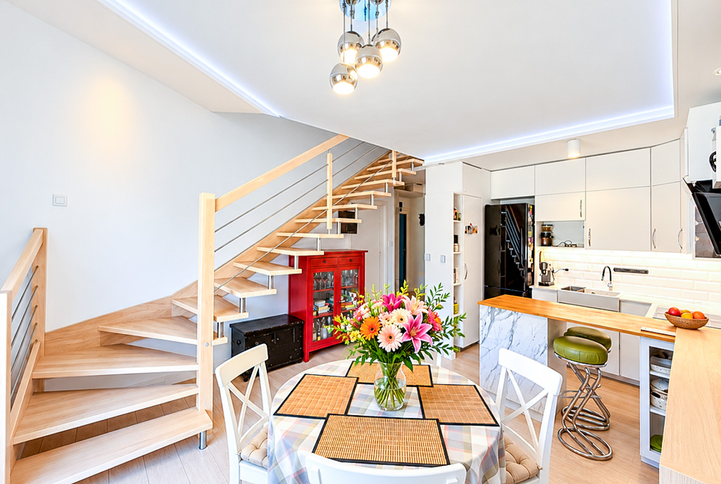 widok z salonu na aneks kuchenny w ekskluzywnym apartamencie do sprzedaży Wrocław (okolice)