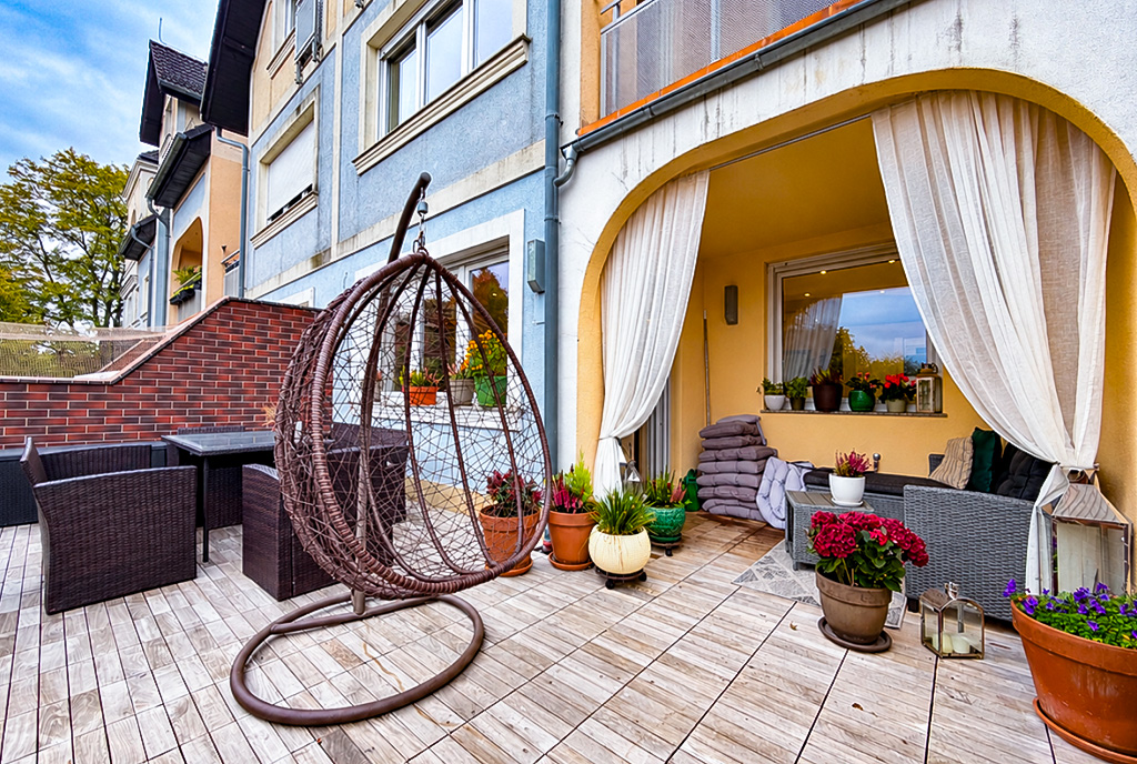 słoneczny tars przed ekskluzywnym apartamentem na sprzedaż Wrocław