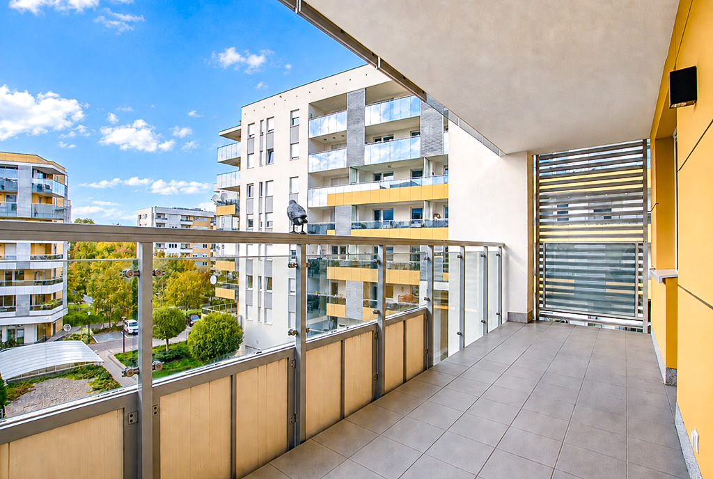 słoneczny taras przy luksusowym apartamencie do wynajmu Poznań